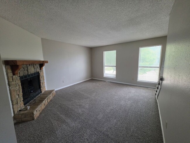 Building Photo - Spacious 2 Bedroom Quadplex with Garage