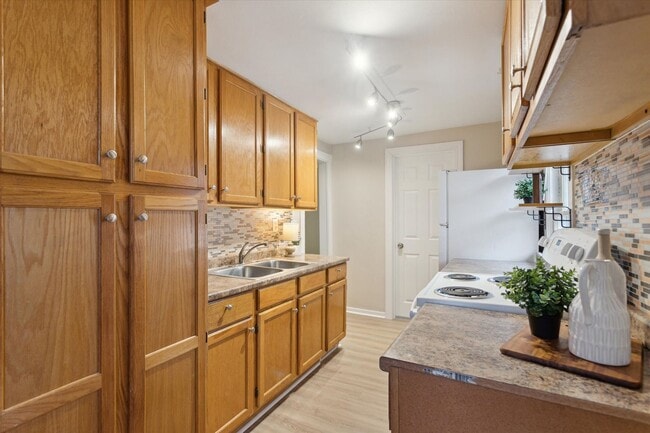 Building Photo - 2107 Schlimgen Ave