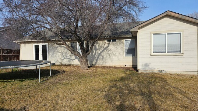 Building Photo - Rare Single-Level 3BR Home w/ Yard & 2-Car Garage