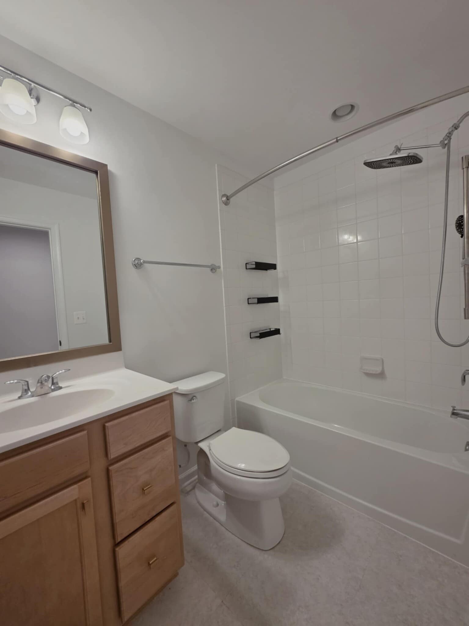 2nd Floor Hall Bath - 4915 Sheridan St