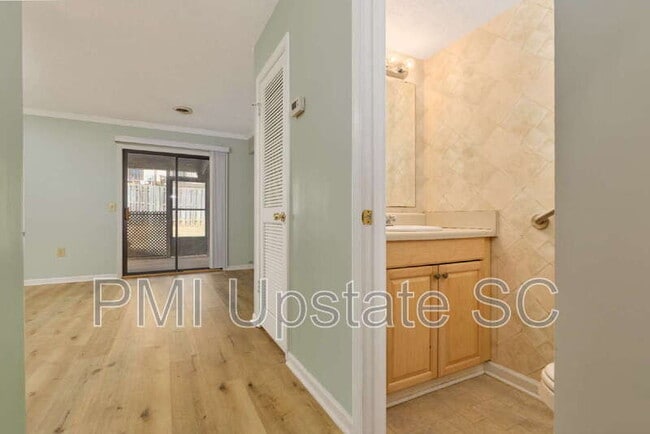 Building Photo - 100 Buttercup Way