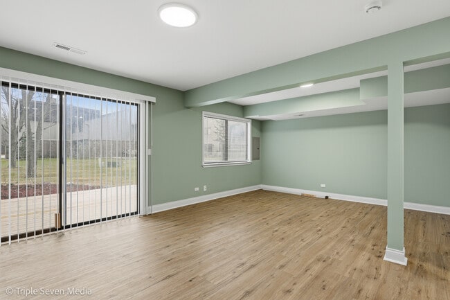 Building Photo - 777 E Golfview Dr