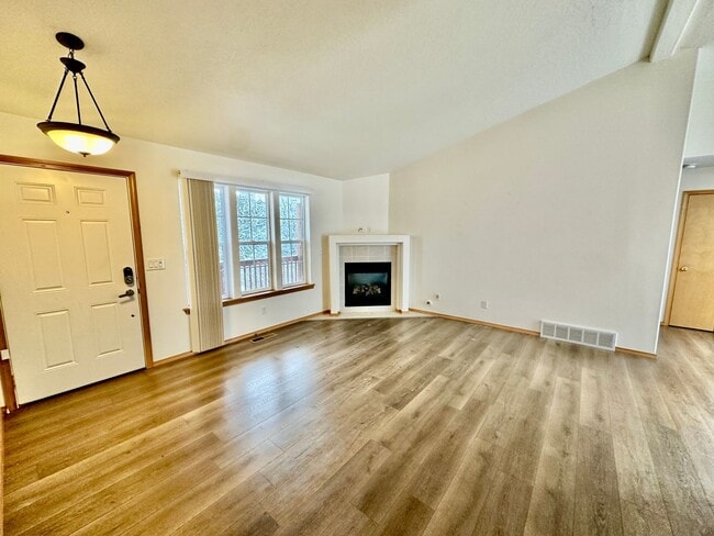 Building Photo - New on the market!