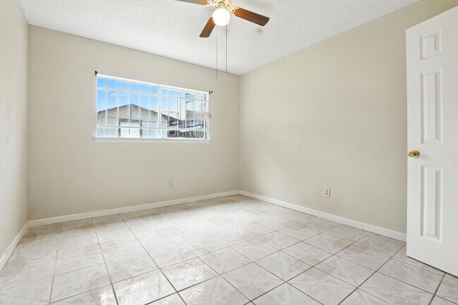 Building Photo - 8611 Valley Ledge Dr