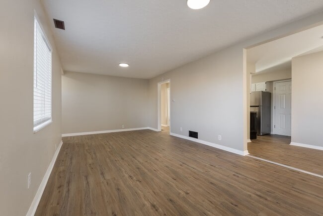 Building Photo - 4 Bed | 1 Bath with Modern Finishes in SE PDX