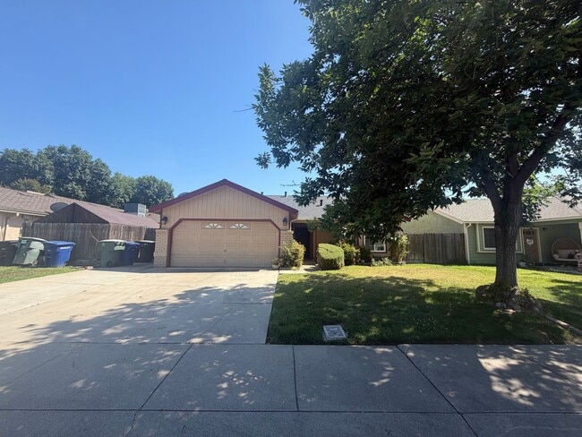Building Photo - Single story near freeway access and major shopping!