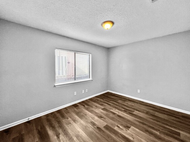 Building Photo - Charming 3-Bed, 2-Bath Home in Lewisville with Open Floor Plan & Fireplace