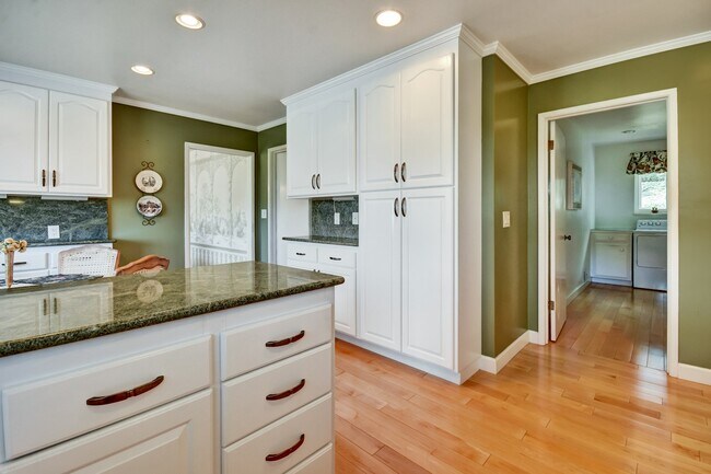 Building Photo - 2305 Tioga Dr