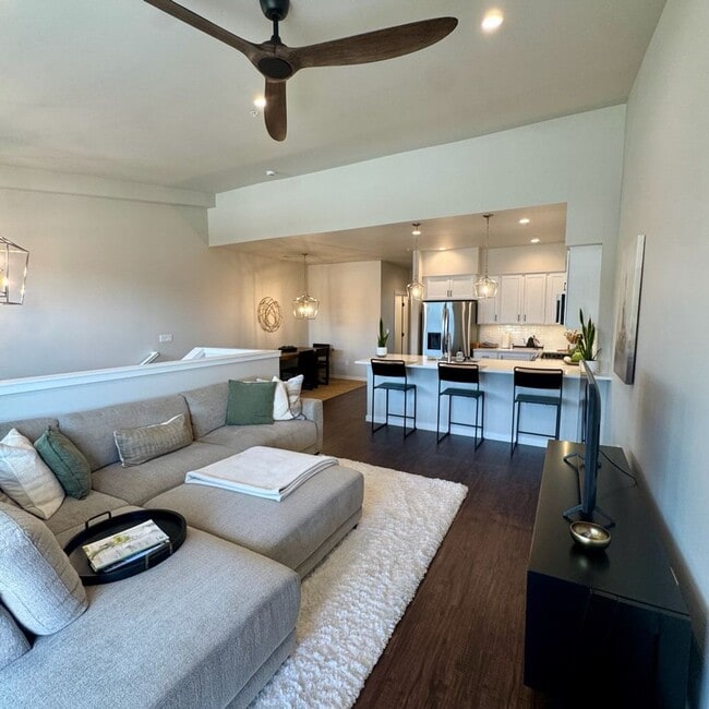 Building Photo - Cute, modern 2 bed 2.5 bath condo for rent!