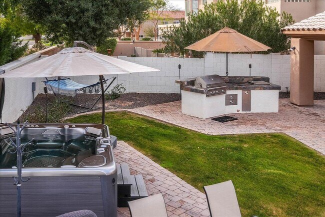 Building Photo - 1909 E Coral Tree Dr