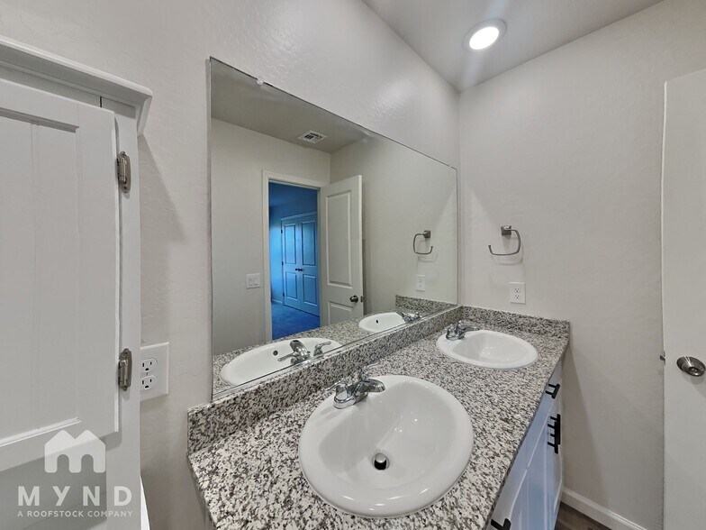 Building Photo - 11164 W Arvada Dr
