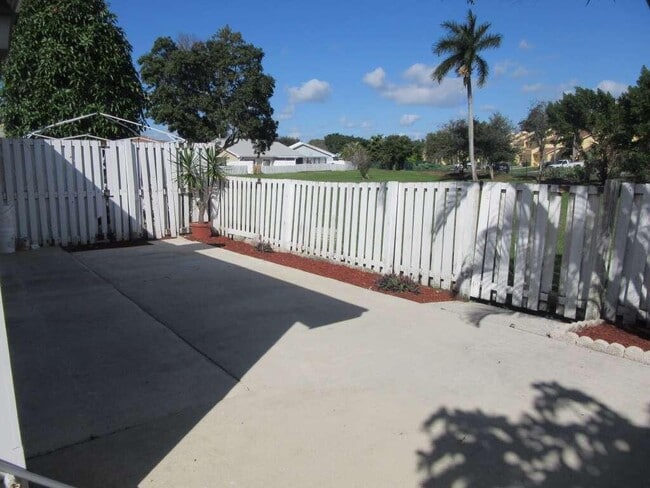 Building Photo - 1654 Royal Forest Ct