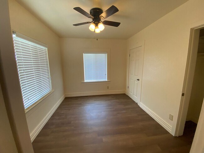 Building Photo - 1594 7th Ave Dr