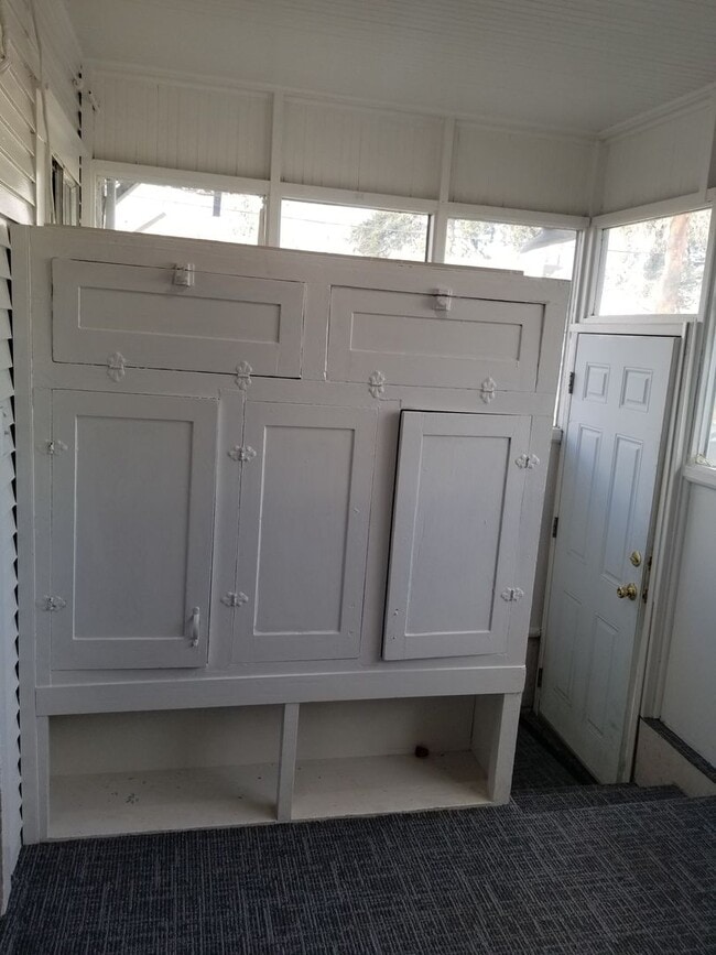 Building Photo - Large 3 br near YVCC