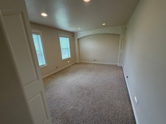 Building Photo - 435 NE Greystone Loop