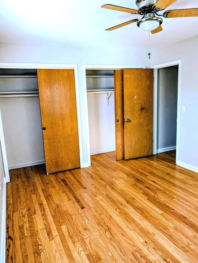 Building Photo - 5916 W Montrose Ave