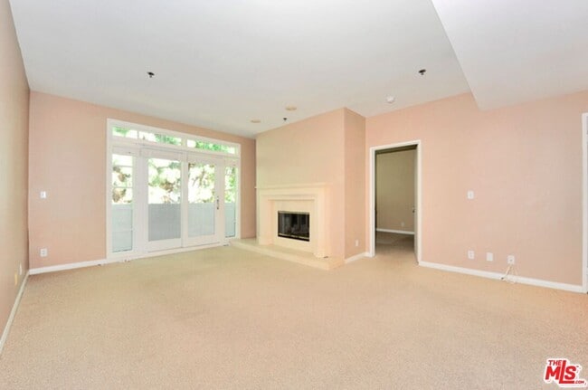 Building Photo - 2222 Beachwood Dr