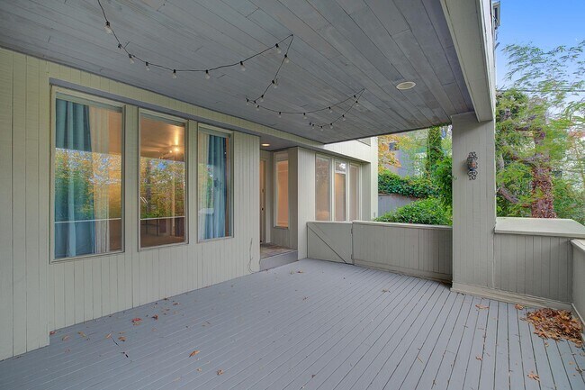 Building Photo - 1038 Lakeview Blvd E