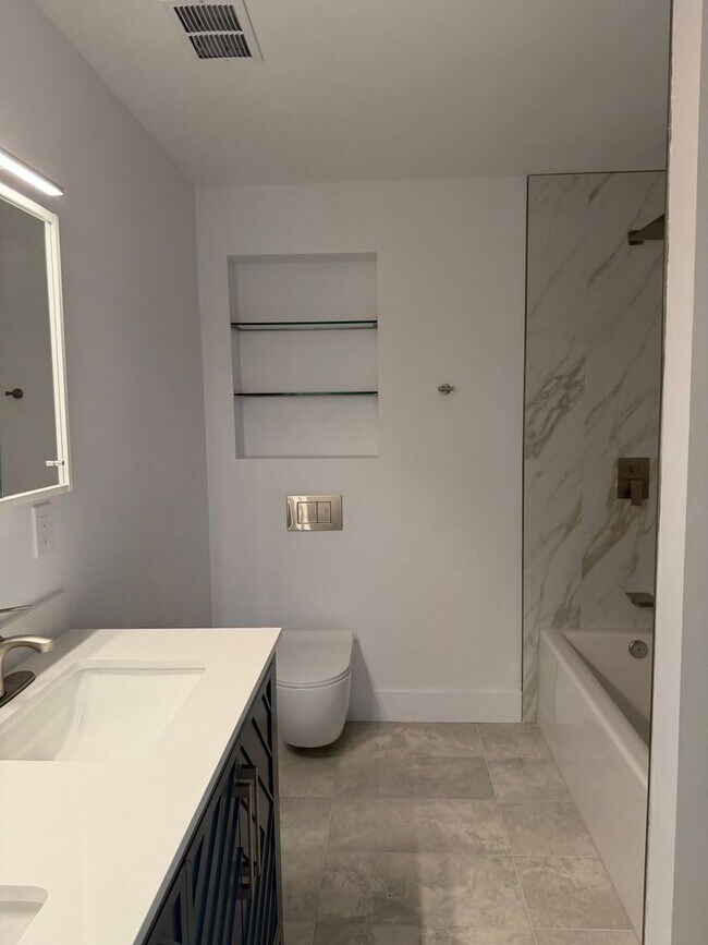 Building Photo - Fully Remodeled 3 Bedroom/ 2 Bathroom Duplex w/ Modern Finishes & Private Yard!