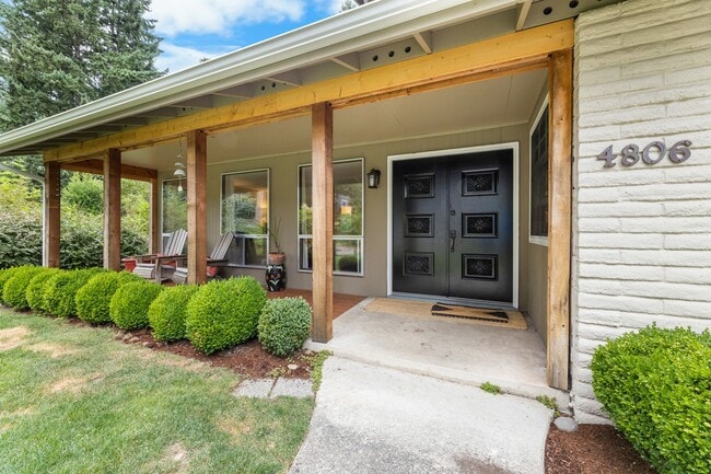 Building Photo - University Place 4 Bed/2.5 Bath