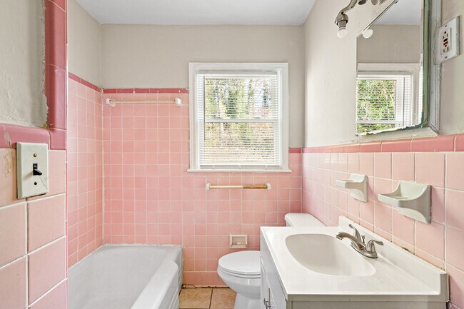 Building Photo - 1850 Hillsdale Dr