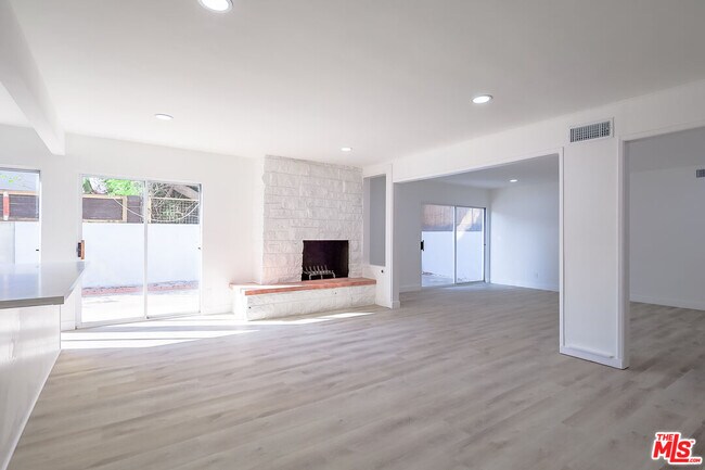 Building Photo - 823 S Detroit St