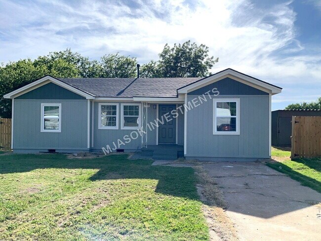 Building Photo - Fully Renovated 3 Bed Home | Stainless Appliances | Privacy Fence | Storage Shed | W/D Connections