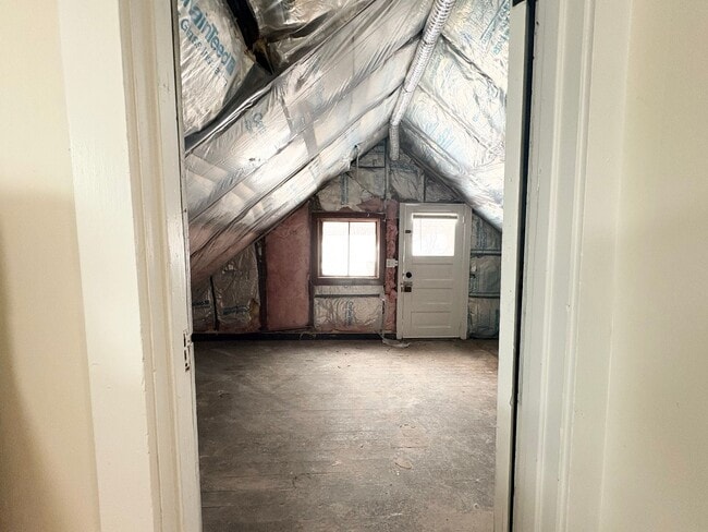 Building Photo - 520 12th Ave