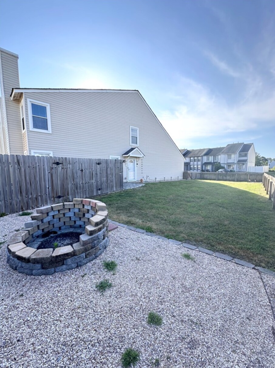 Building Photo - 713 Quesnel Dr