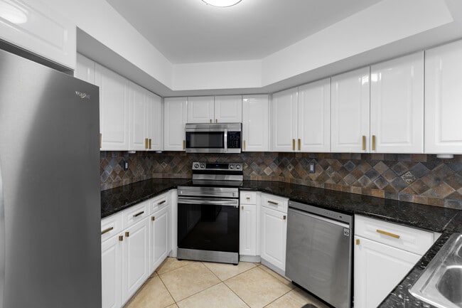 Building Photo - 1800 Sunset Harbour Dr