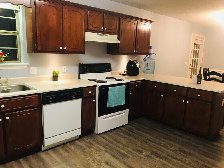 Building Photo - 117 Towne Park Dr W