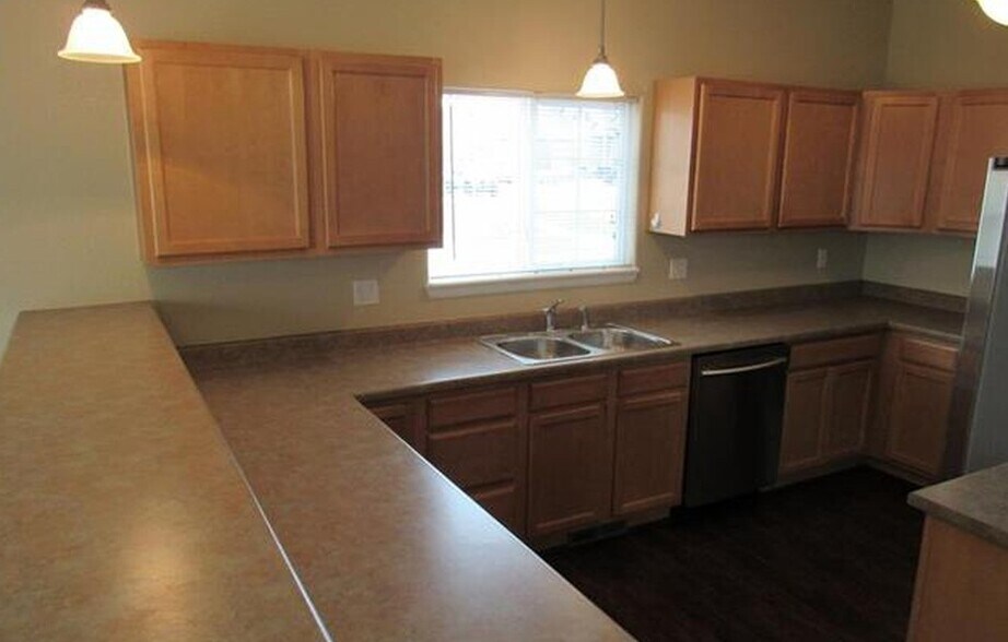 Plenty of kitchen cupboard and counter space. - 7334 Pearly Heath Rd