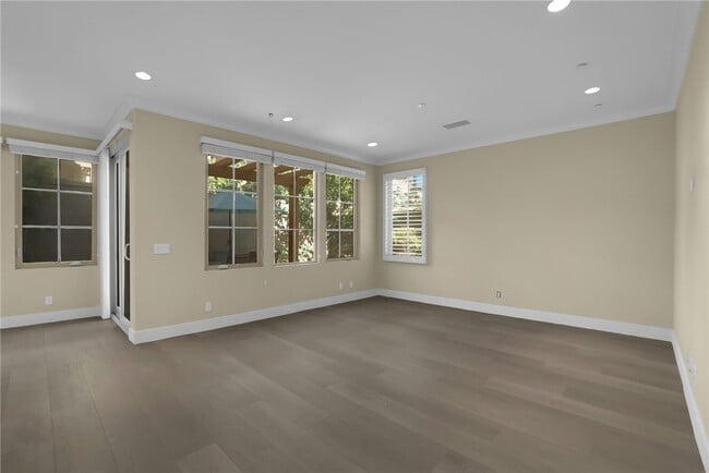 Building Photo - 64 Bianco