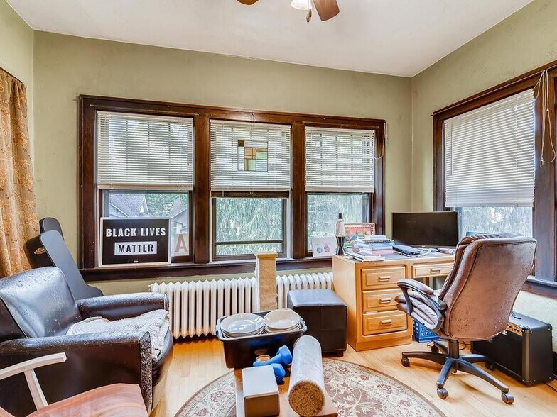 Sun Room - 3732 16th Ave S