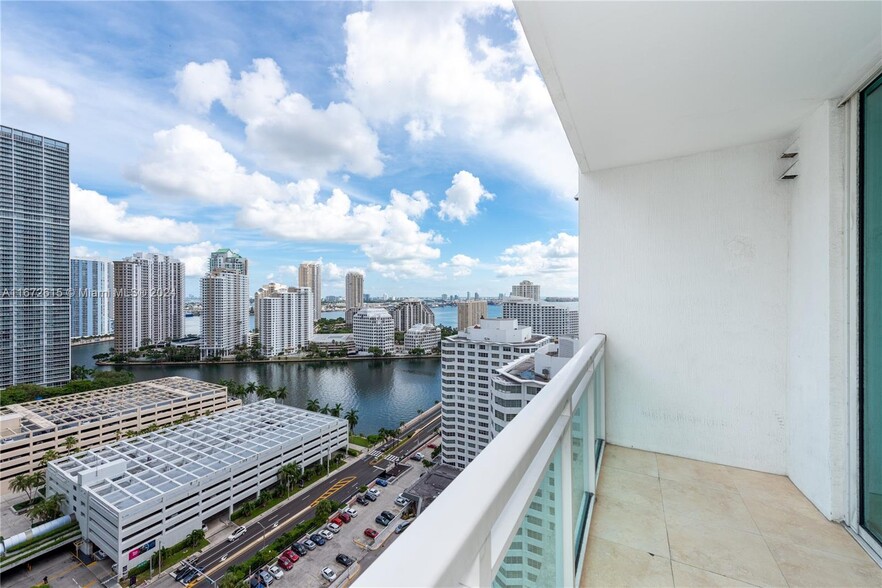 Primary Photo - 950 Brickell Bay Dr