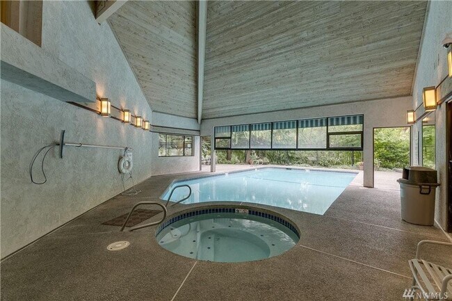 Building Photo - 2 Bed / 2 Bath Downtown Bellevue condo $3,395/month