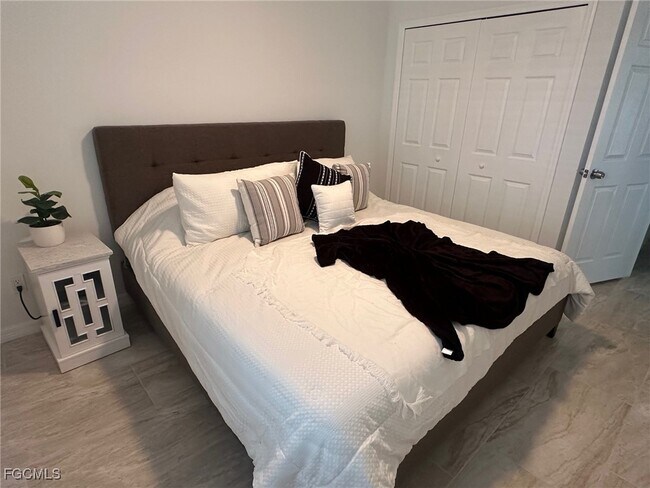 Building Photo - 16821 Sanibel Sunset Ct