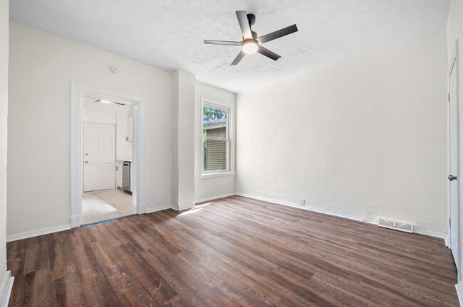 Building Photo - 3 bed 1 bath - newly updated, central air,...