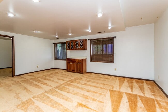 Building Photo - Charming home with Golf Course Views!!!