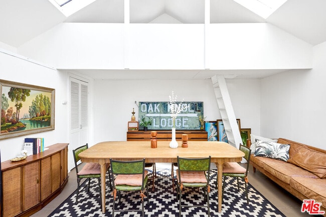 Building Photo - 818 Palms Blvd