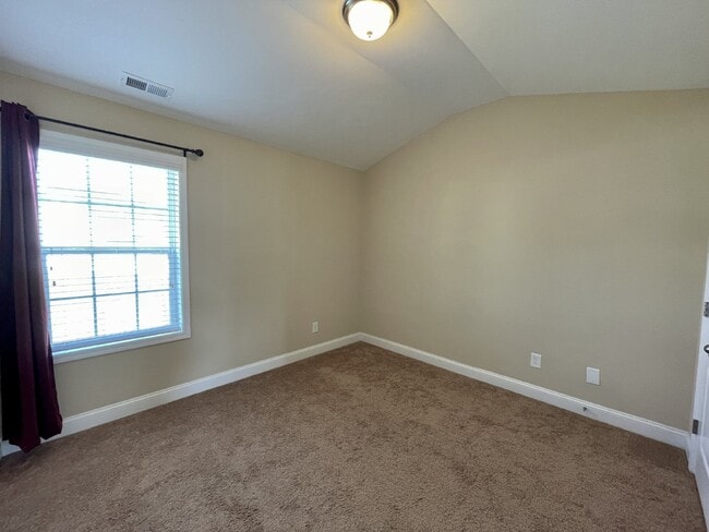 Building Photo - 4 Bed, 2 And A Half Bath Nest In Bedford