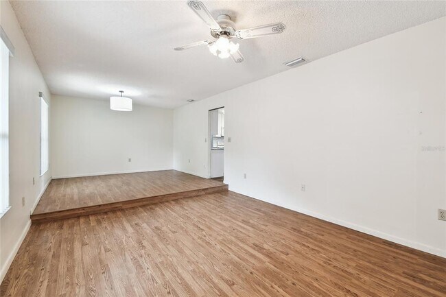 Building Photo - 1102 Shadowbrook Dr N