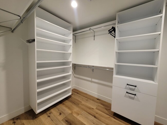 Walking closet - 4100 Sumac Dr