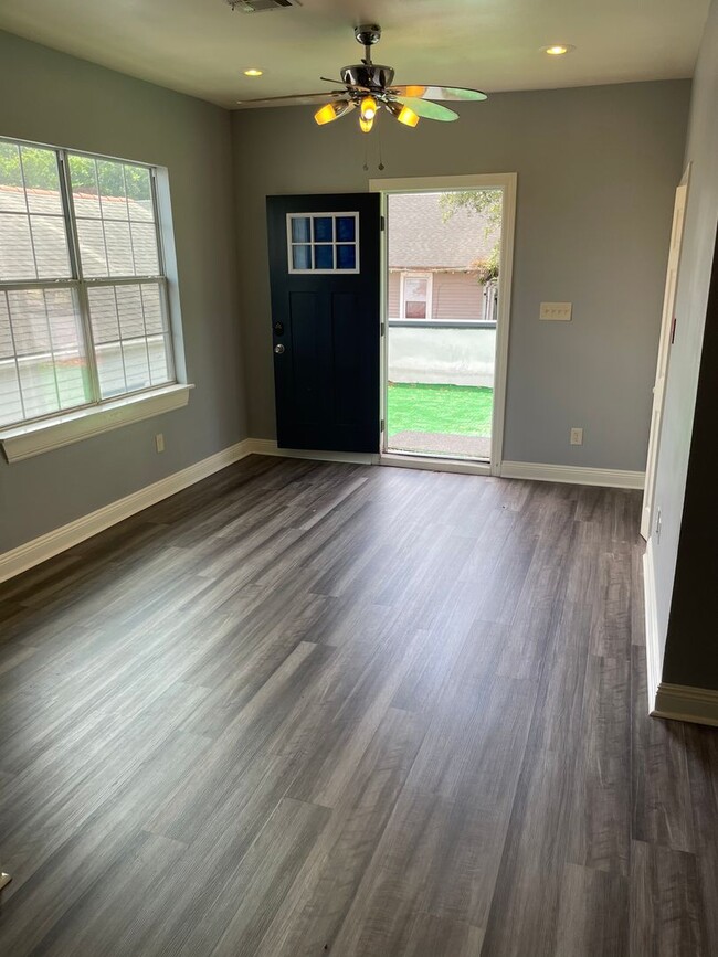 Building Photo - 4BD/2BA in the heart of MidCity w/ Off Street Parking and Laundry in Unit