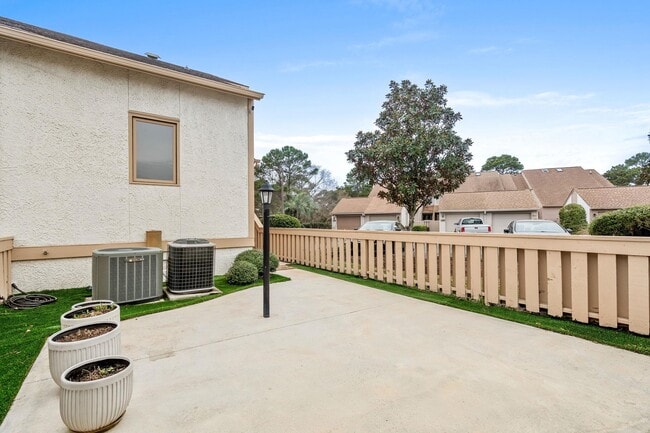 Building Photo - 4088 Fairway Lakes Dr