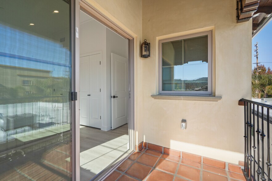 Building Photo - 11474 Moorpark St