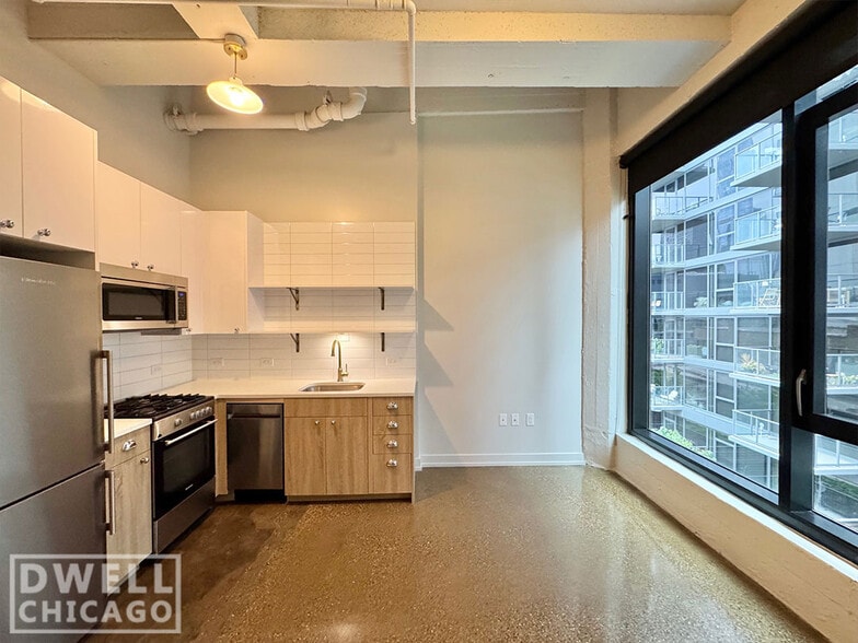 Building Photo - 152 W Huron St