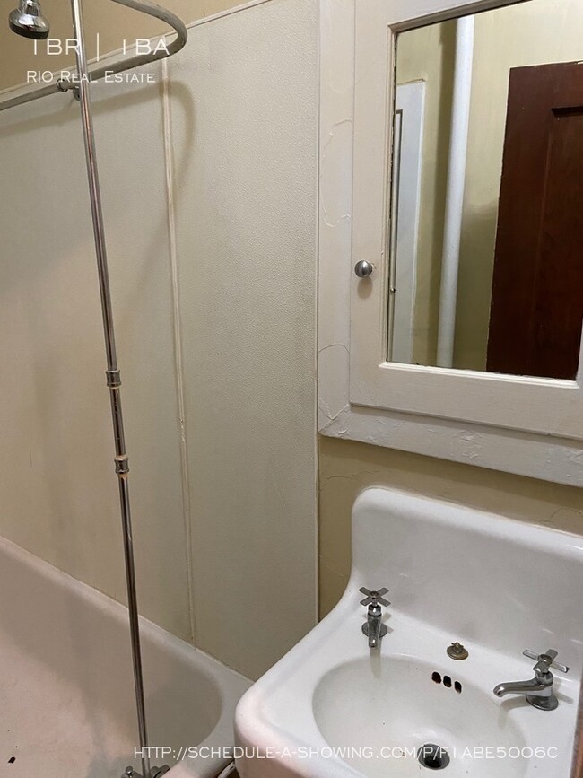 Building Photo - Vintage apartment located in Capitol Hill!