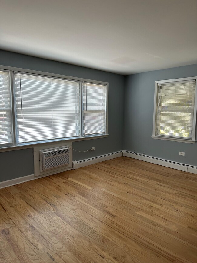 Building Photo - 6259 N Milwaukee Ave