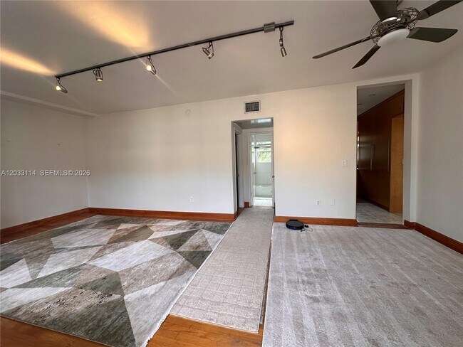 Building Photo - 1100 Venetian Way
